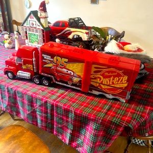 Lightning McQueens Max Piston Cup race track